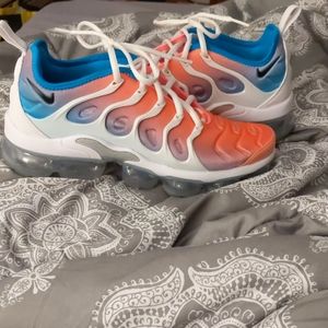 Vapormax plus lava glow